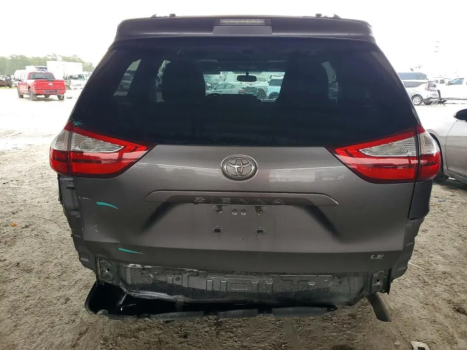 2015 TOYOTA SIENNA LE  
