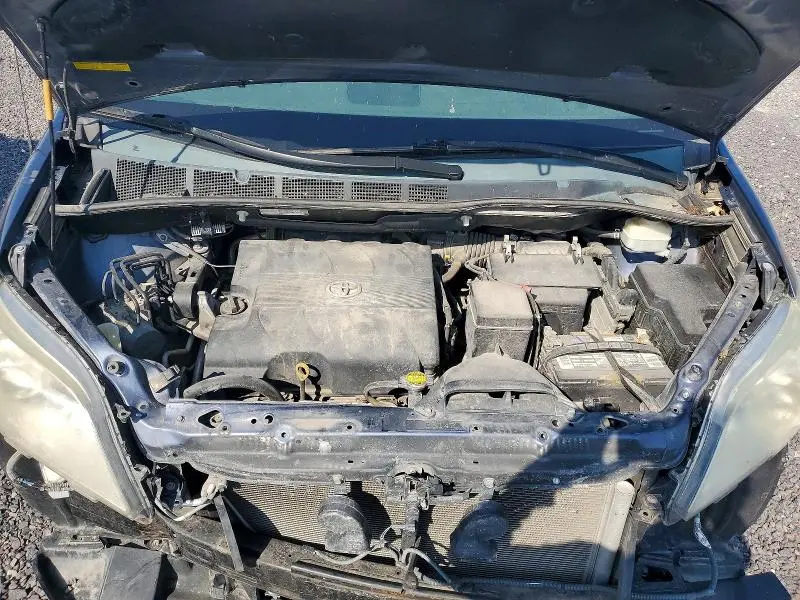 2013 TOYOTA SIENNA LE  