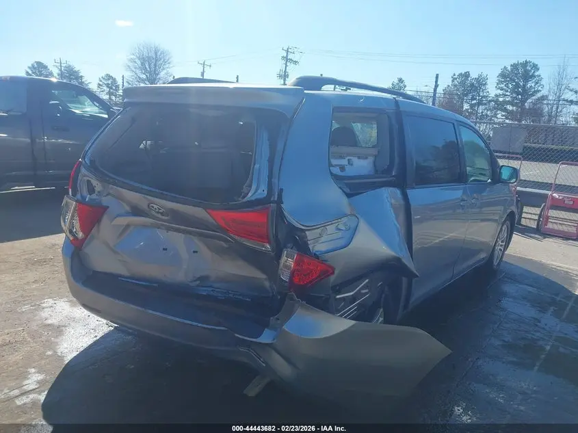 2013 TOYOTA SIENNA XLE V6 8 PASSENGER