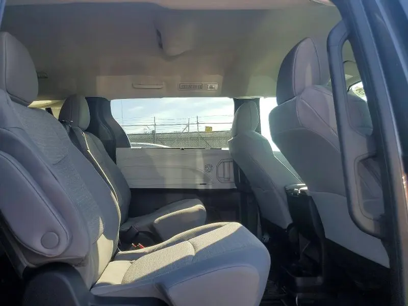 2025 TOYOTA SIENNA LE  