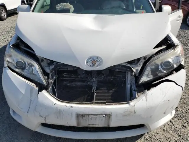 2017 TOYOTA SIENNA LE  
