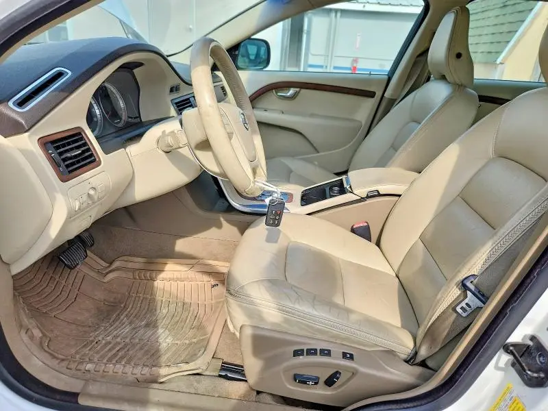 2011 VOLVO XC70 3.2  