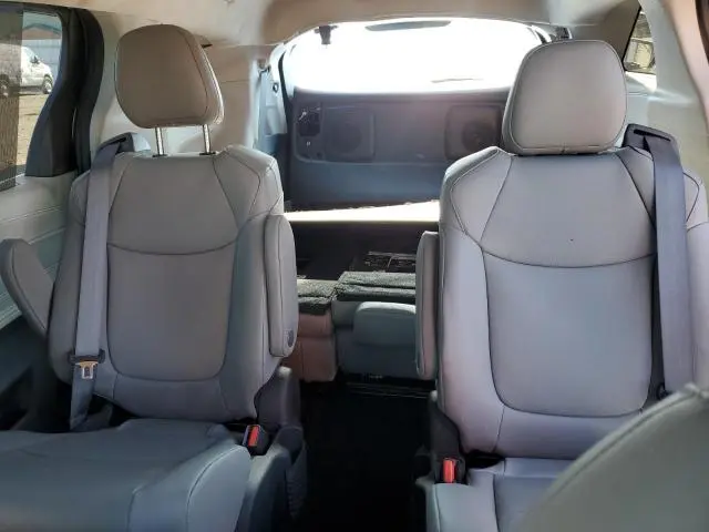 2023 TOYOTA SIENNA XLE  
