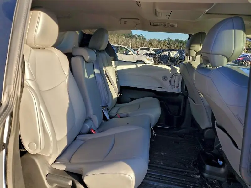 2025 TOYOTA SIENNA XLE  