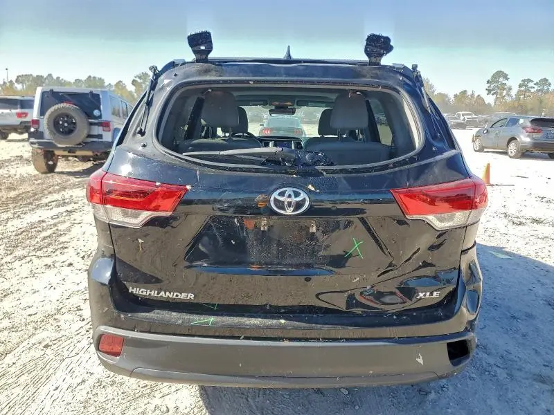 2019 TOYOTA HIGHLANDER SE  