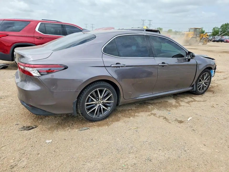 2022 TOYOTA CAMRY XLE  