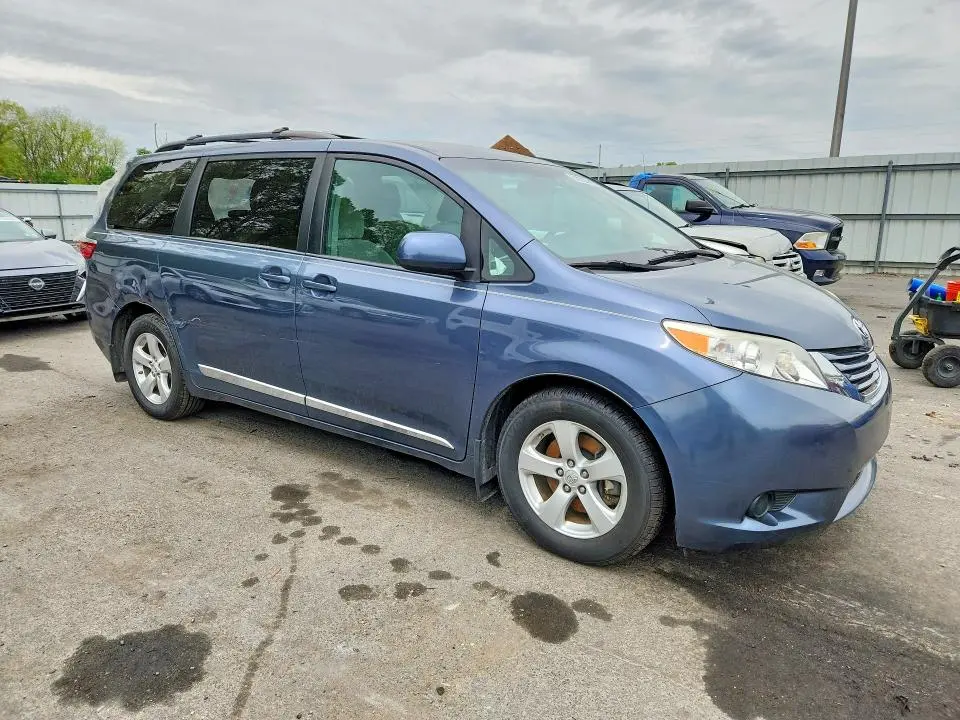 2017 TOYOTA SIENNA LE  