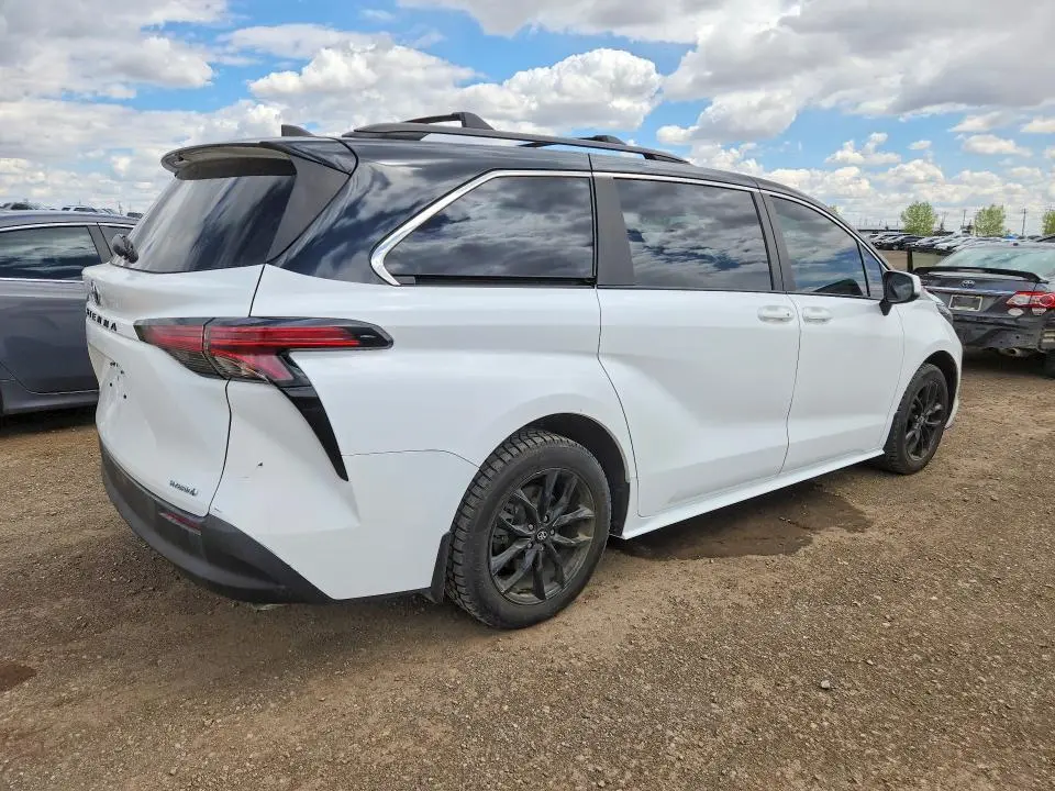 2022 TOYOTA SIENNA LE  
