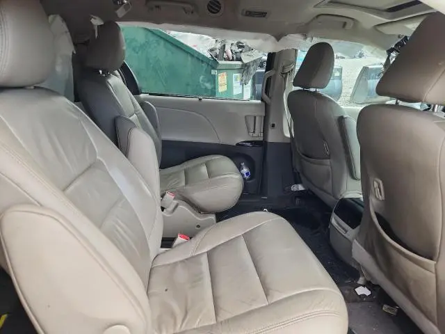 2017 TOYOTA SIENNA XLE  