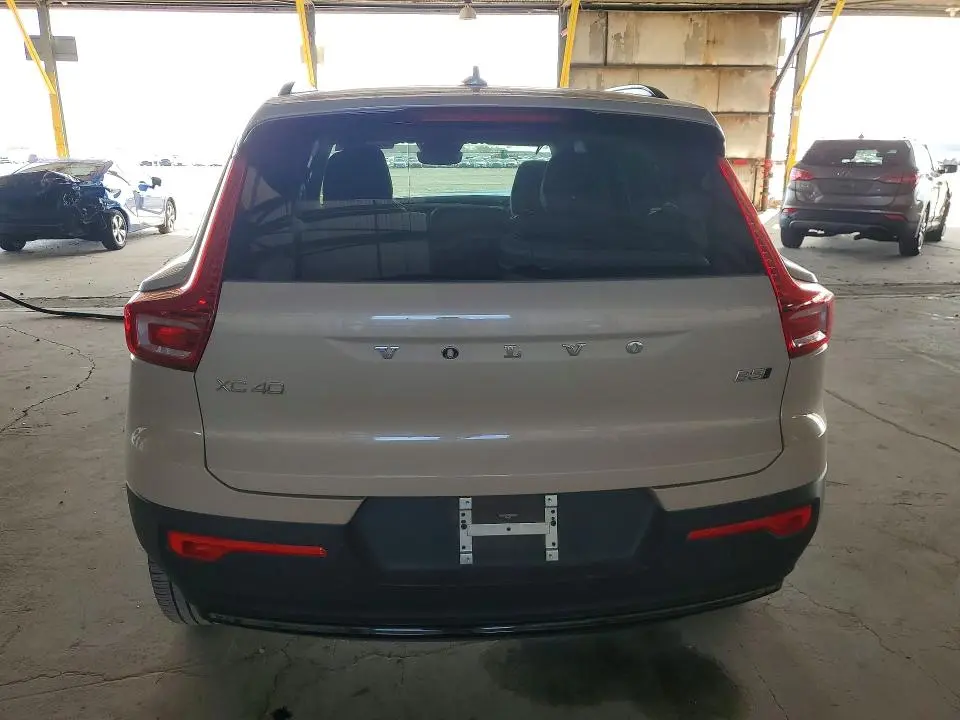 2025 VOLVO XC40 PLUS  