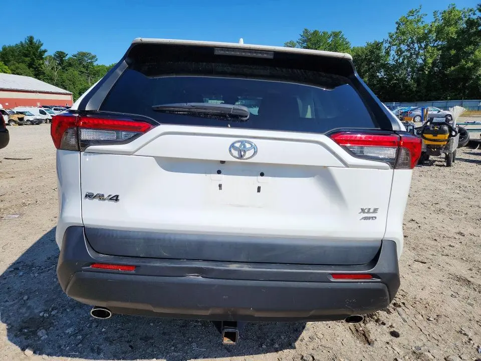 2021 TOYOTA RAV4 XLE  