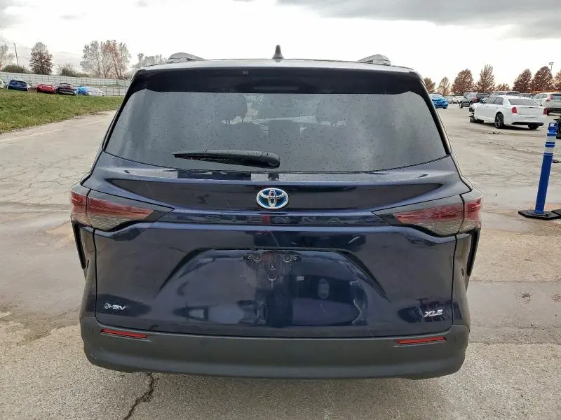 2025 TOYOTA SIENNA XLE  