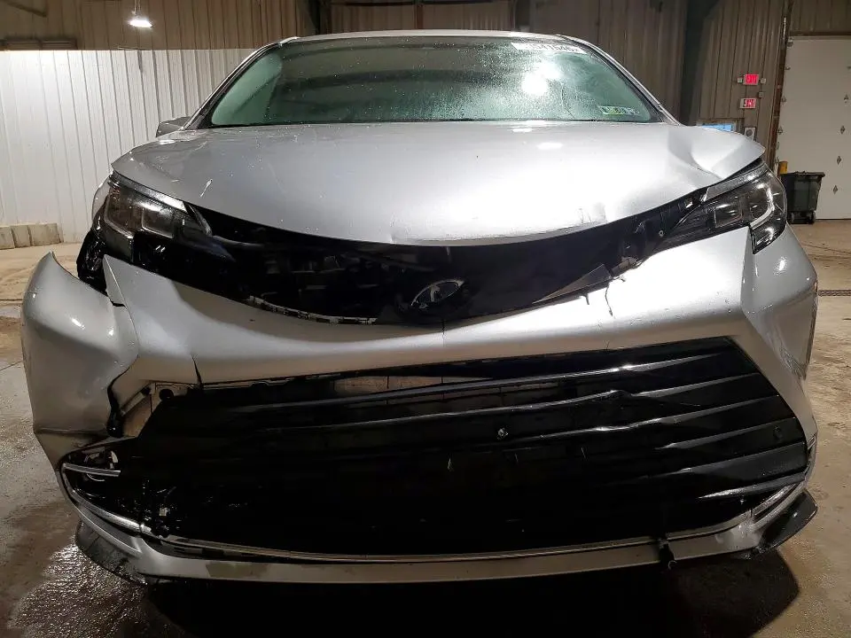 2023 TOYOTA SIENNA   