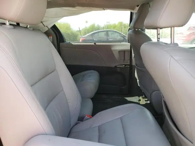 2016 TOYOTA SIENNA XLE