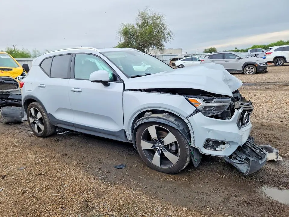 2021 VOLVO XC40 T5 MOMENTUM  