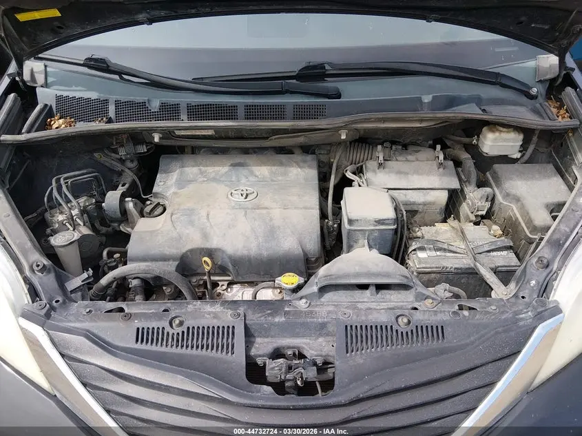 2014 TOYOTA SIENNA XLE V6 8 PASSENGER