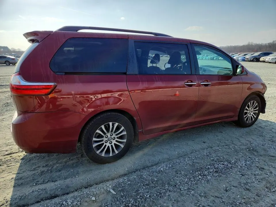 2018 TOYOTA SIENNA XLE 8-PASSENGER  