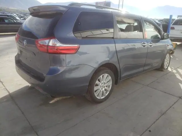 2017 TOYOTA SIENNA XLE  