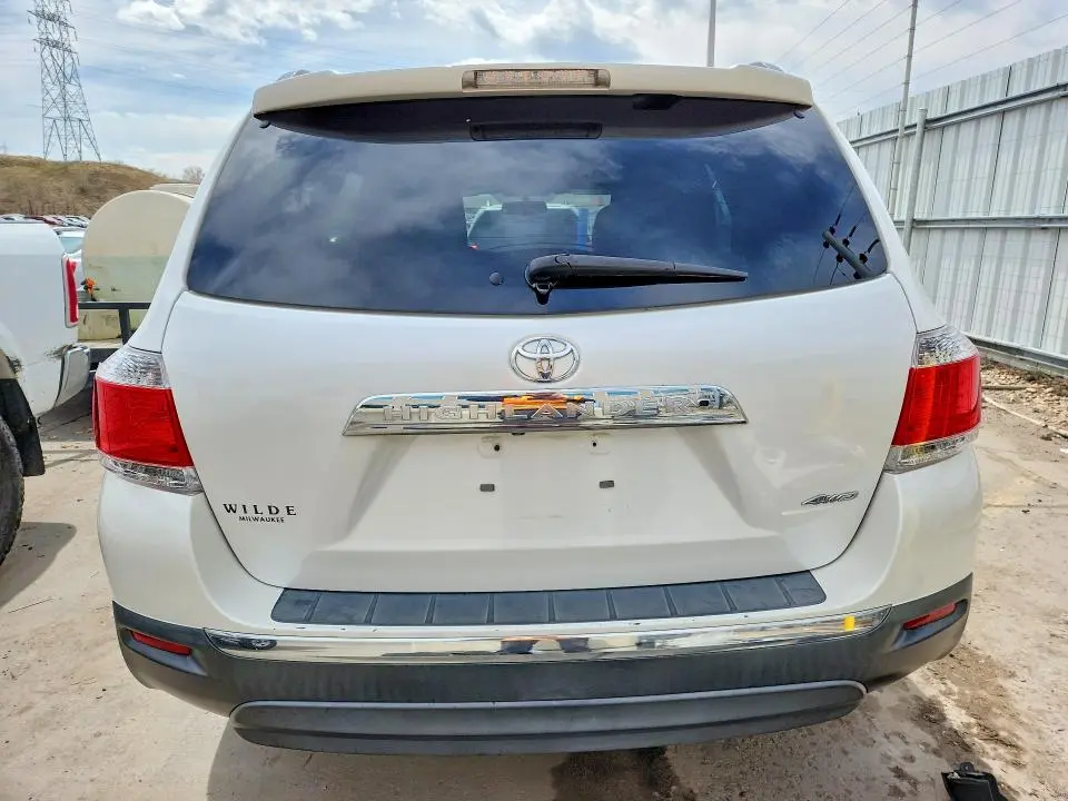 2013 TOYOTA HIGHLANDER SE  