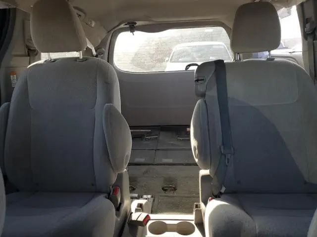 2016 TOYOTA SIENNA LE  