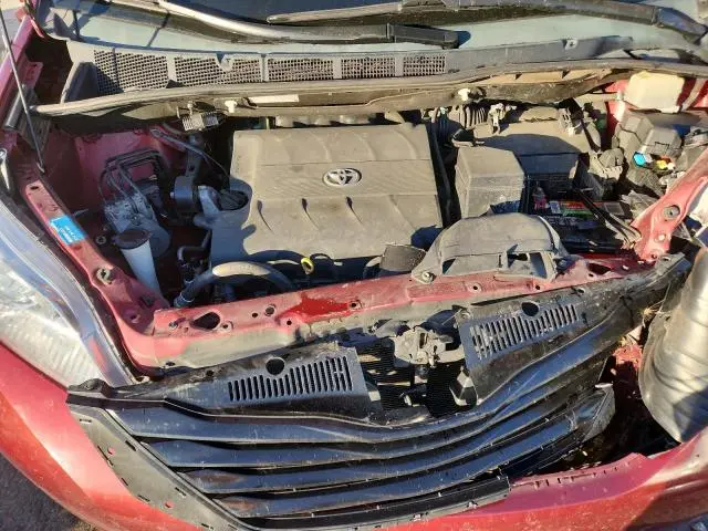 2013 TOYOTA SIENNA LE  