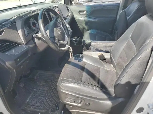 2017 TOYOTA SIENNA SE  