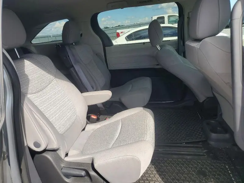 2022 TOYOTA SIENNA LE  