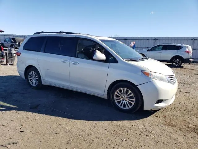 2017 TOYOTA SIENNA XLE  