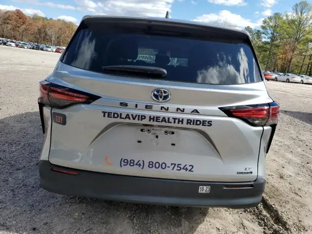 2021 TOYOTA SIENNA LE  