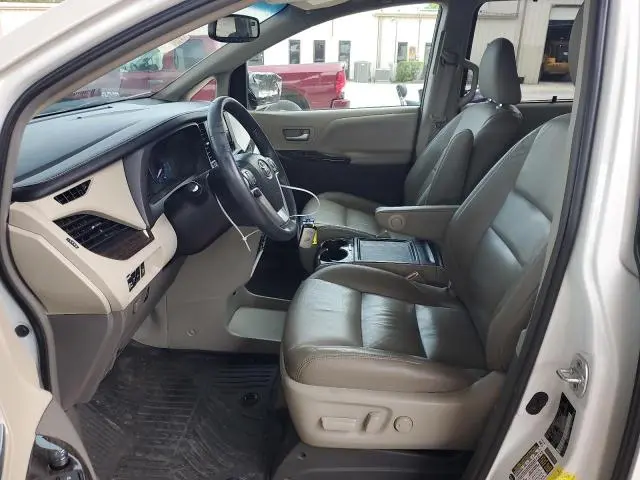 2017 TOYOTA SIENNA XLE  