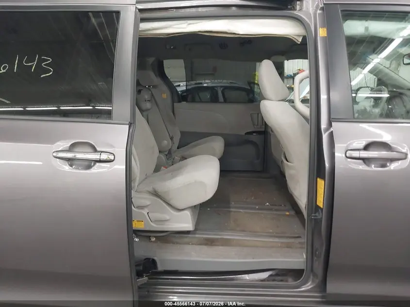 2011 TOYOTA SIENNA LE V6