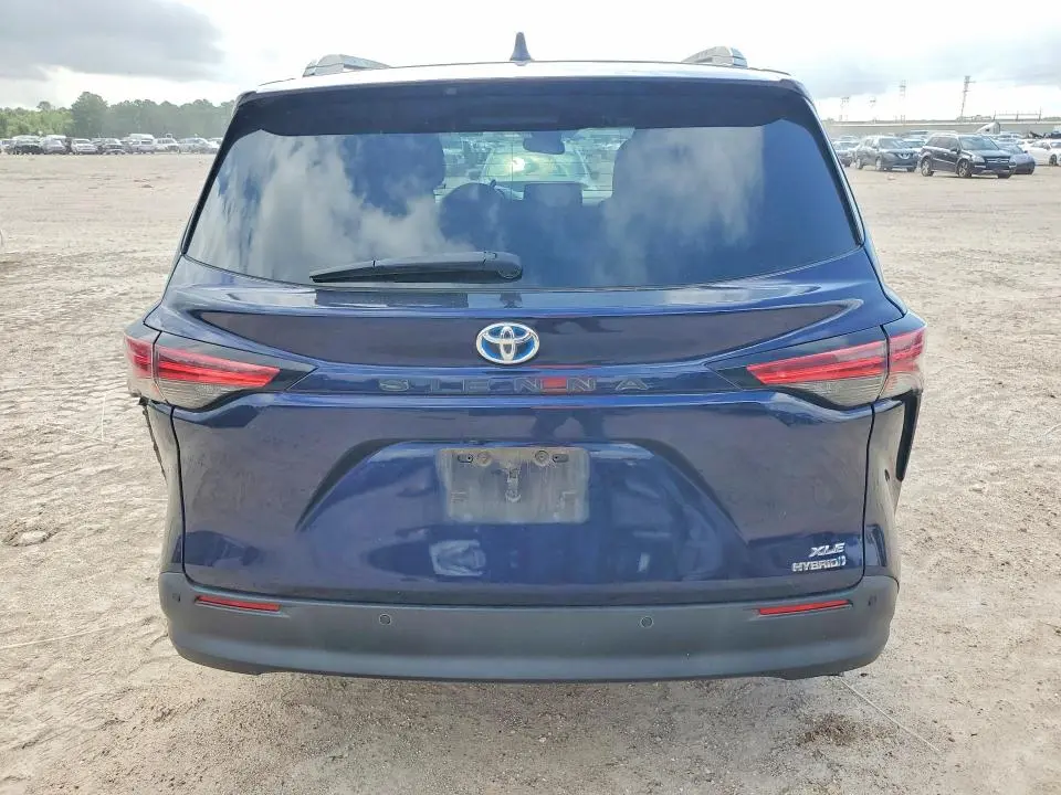 2022 TOYOTA SIENNA XLE  