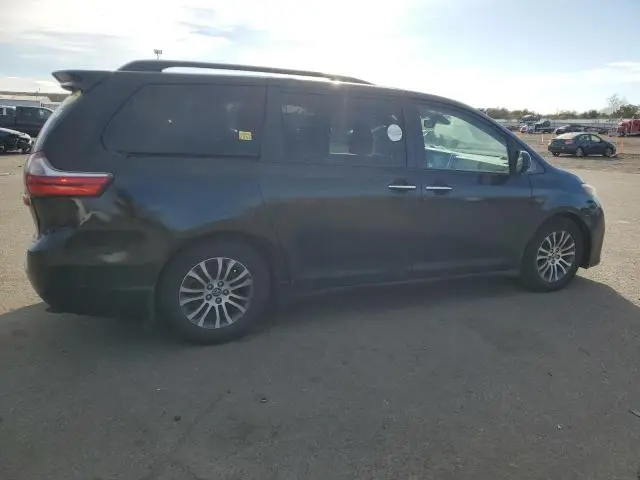 2018 TOYOTA SIENNA XLE  