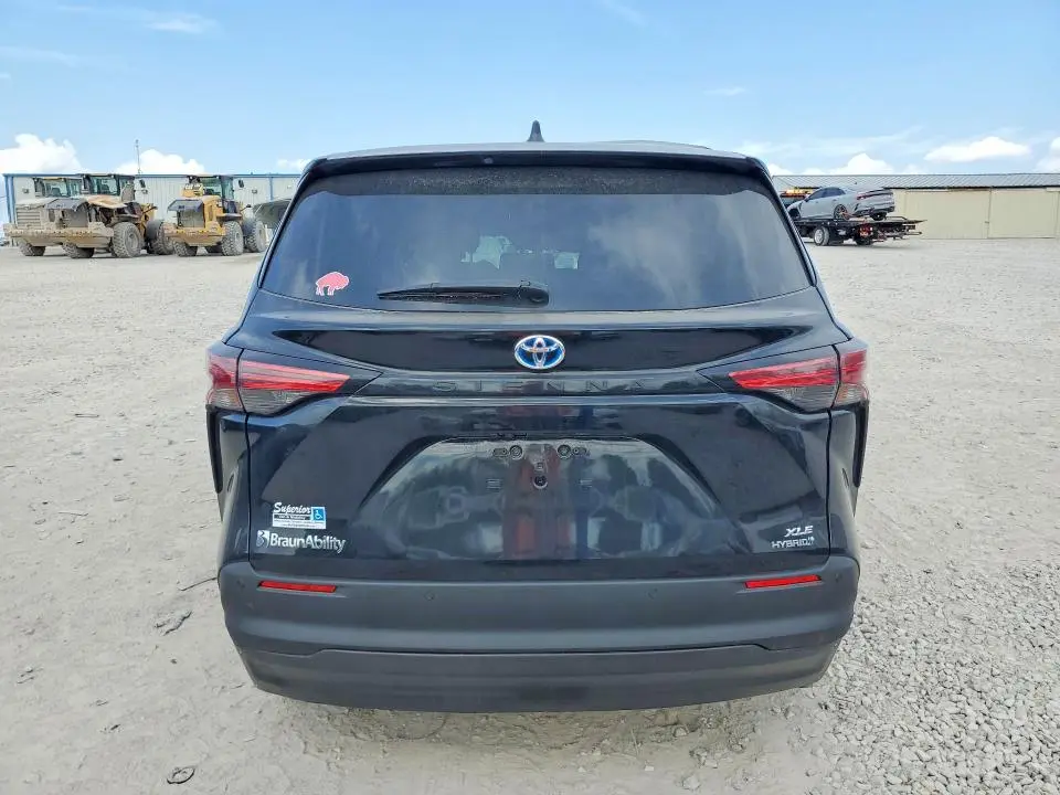 2022 TOYOTA SIENNA XLE 8-PASSENGER  