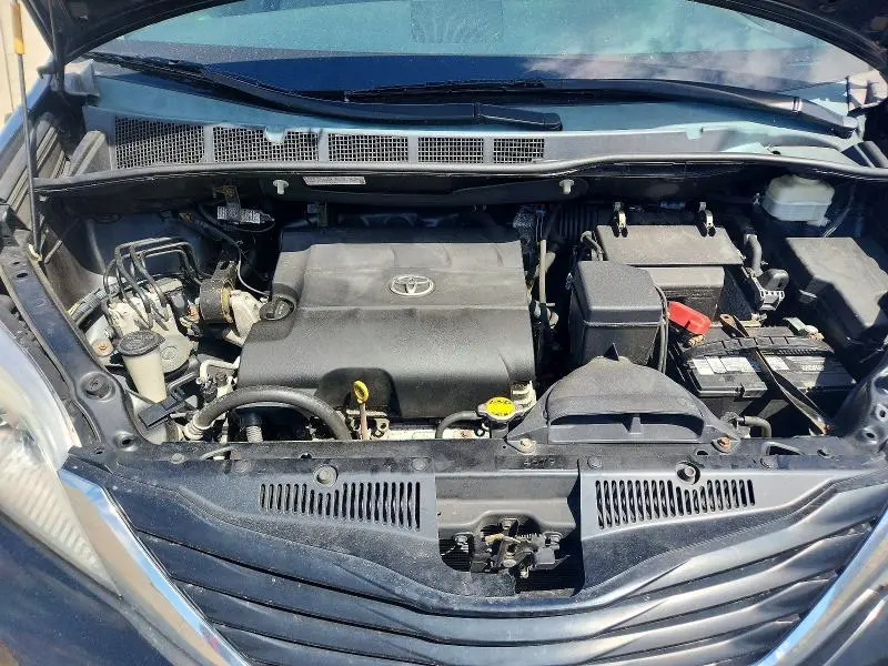 2013 TOYOTA SIENNA LE  