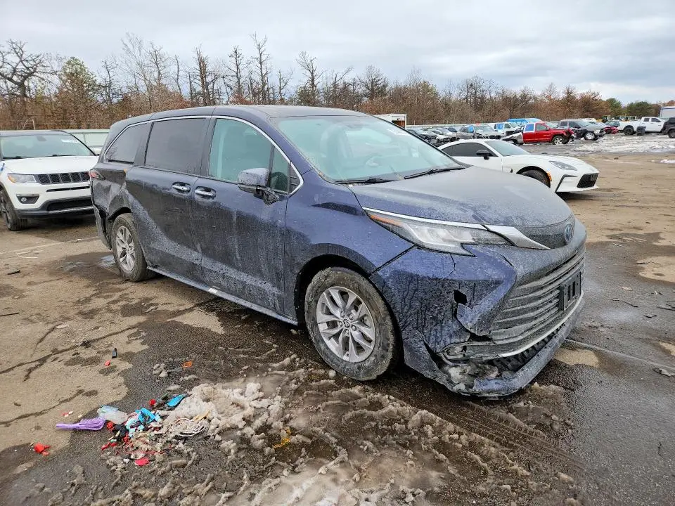 2022 TOYOTA SIENNA XLE  