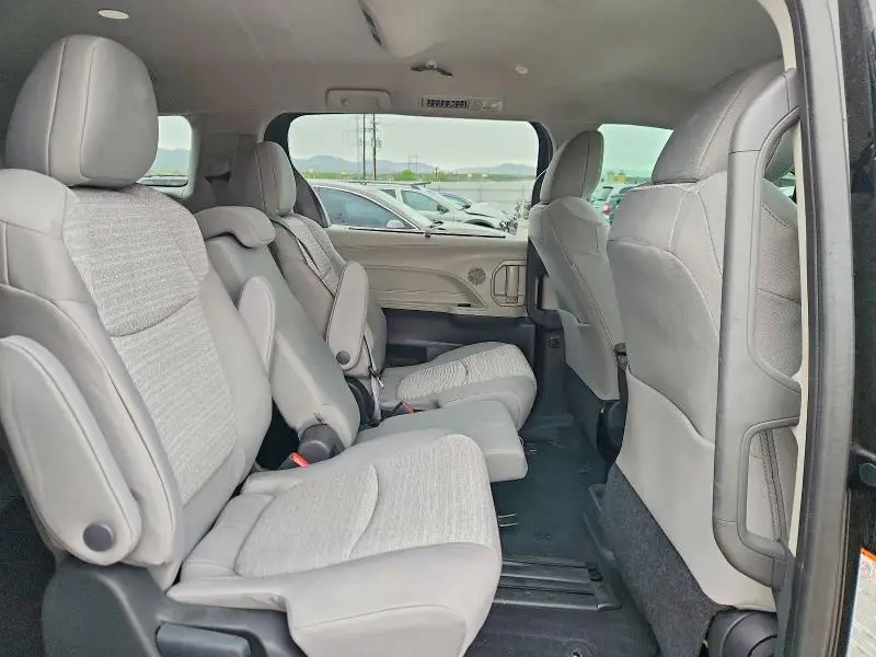 2022 TOYOTA SIENNA LE  
