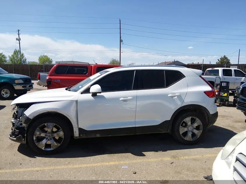 2021 VOLVO XC40 T5 MOMENTUM