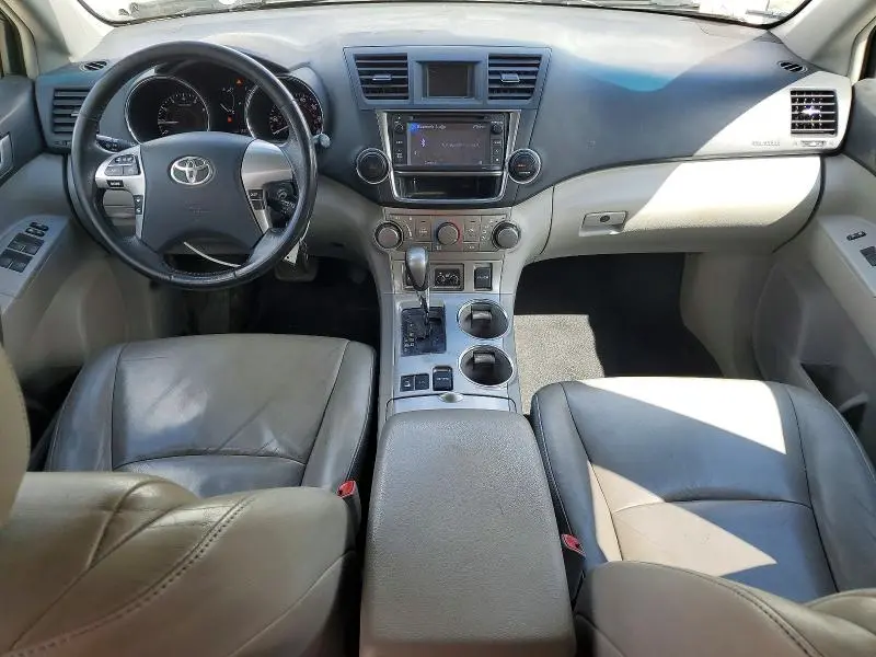 2013 TOYOTA HIGHLANDER SE  