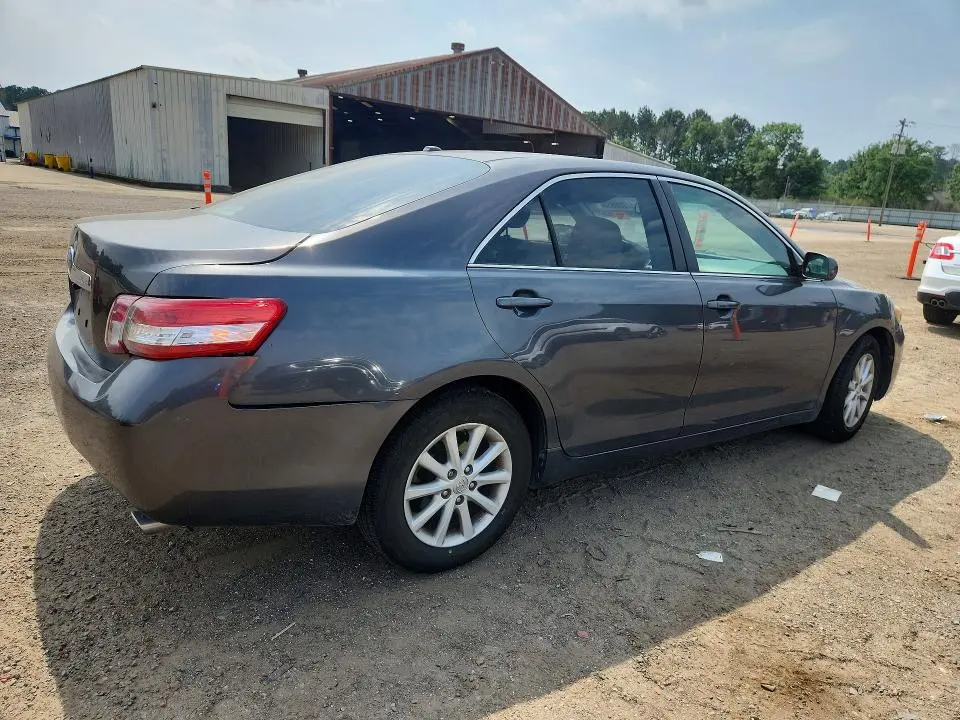 2011 TOYOTA CAMRY XLE  
