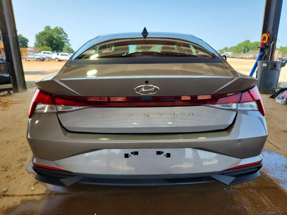 2022 HYUNDAI ELANTRA SE  