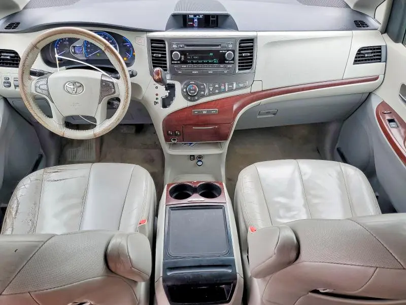 2013 TOYOTA SIENNA XLE  