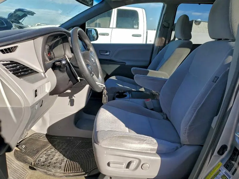 2017 TOYOTA SIENNA LE  