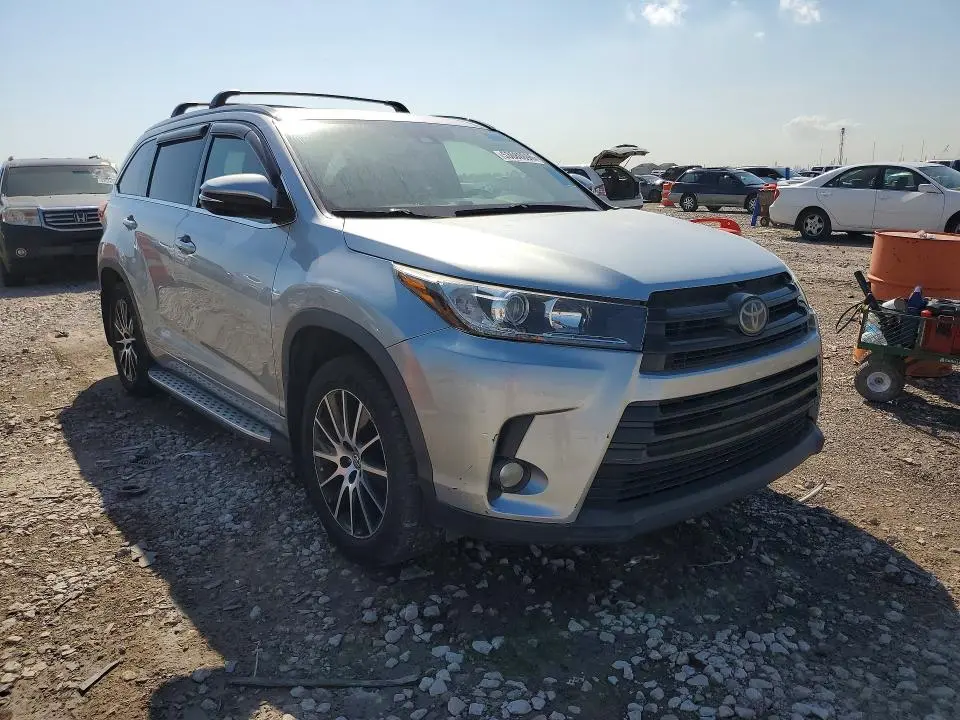 2017 TOYOTA HIGHLANDER SE  