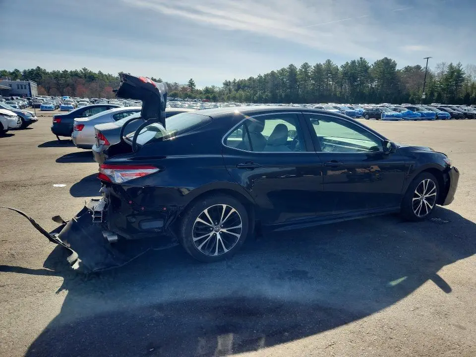 2018 TOYOTA CAMRY SE  