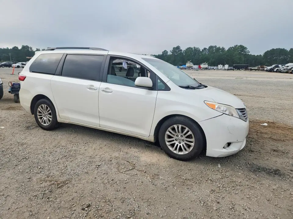 2016 TOYOTA SIENNA XLE 8-PASSENGER  