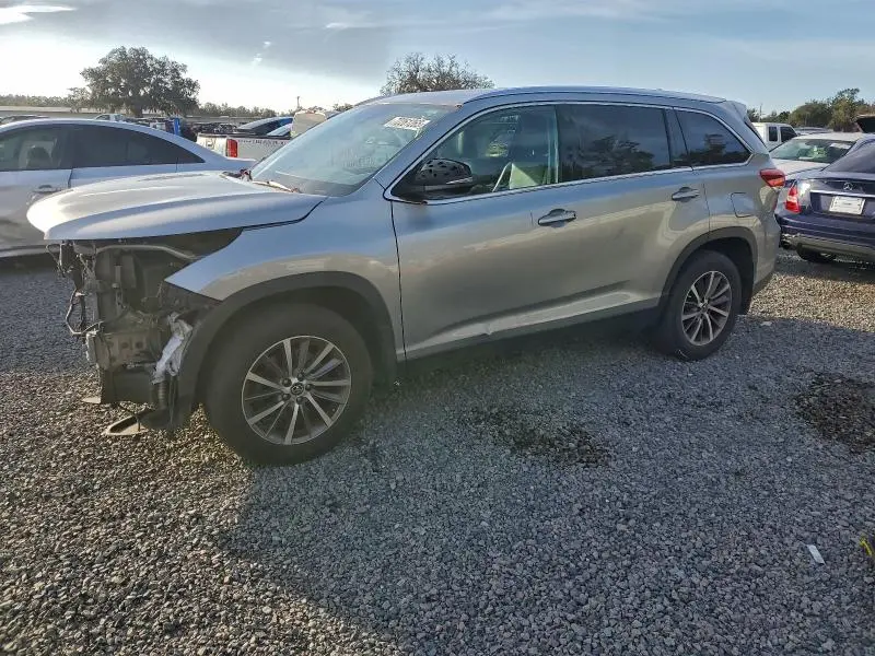 2019 TOYOTA HIGHLANDER SE  