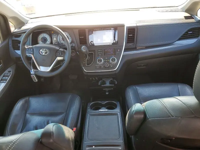 2017 TOYOTA SIENNA SE PREMIUM 8-PASSENGER  