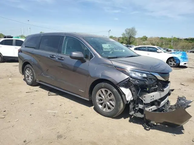 2021 TOYOTA SIENNA LE  