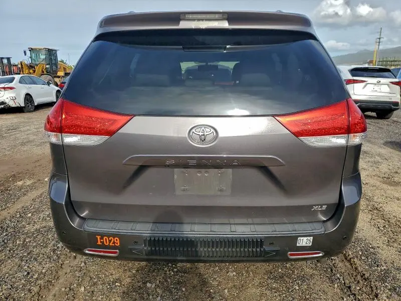 2013 TOYOTA SIENNA XLE  